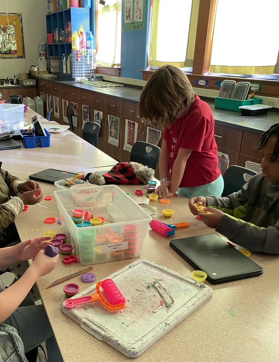 SusanPaige14's tweet photo. @JCWestElem @JCSchools_  4th graders enjoying their art party center day! https://t.co/y35ZUo0Zrn