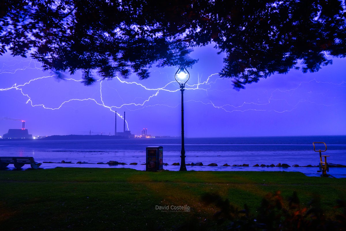A stunning shot of Dublin's Poolbeg chimney stacks, captured last evening as lightning emblazoned the sky. ⚡️

📸 <a href="/DavidCostelloDC/">David Costello Photography</a>