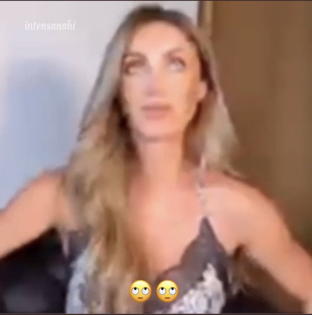 intensanahi's tweet photo. A cara da Anahi vendo a gente pedindo um monte de coisa pra ela até quando resolve trabalhar https://t.co/zjSJL3ixJI
