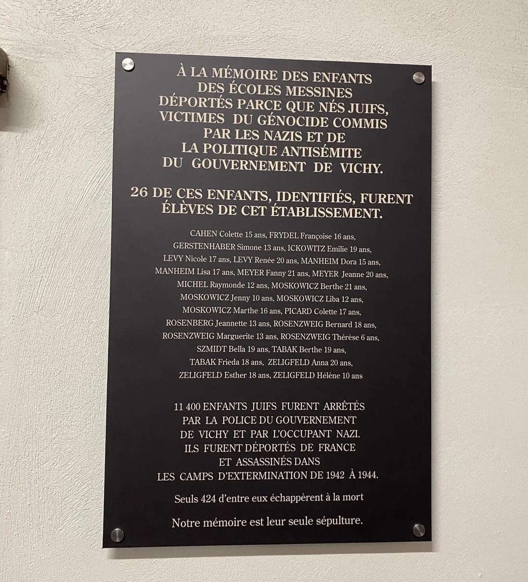 Dsden57's tweet photo. "L'inauguration de ces plaques à la mémoire des enfants juifs, élèves messins, déportés et assassinés pendant la 2nde Guerre mondiale, nous oblige tous." : M. Cottet, DASEN à l'école Debussy, sans oublier les lycées Georges de la Tour et Fabert. @MairiedeMetz @regiongrandest https://t.co/EE9luas8Ez