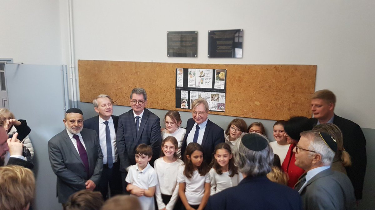 Dsden57's tweet photo. "L'inauguration de ces plaques à la mémoire des enfants juifs, élèves messins, déportés et assassinés pendant la 2nde Guerre mondiale, nous oblige tous." : M. Cottet, DASEN à l'école Debussy, sans oublier les lycées Georges de la Tour et Fabert. @MairiedeMetz @regiongrandest https://t.co/EE9luas8Ez