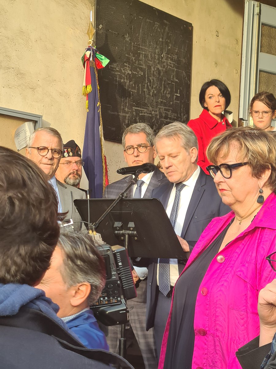 Dsden57's tweet photo. "L'inauguration de ces plaques à la mémoire des enfants juifs, élèves messins, déportés et assassinés pendant la 2nde Guerre mondiale, nous oblige tous." : M. Cottet, DASEN à l'école Debussy, sans oublier les lycées Georges de la Tour et Fabert. @MairiedeMetz @regiongrandest https://t.co/EE9luas8Ez