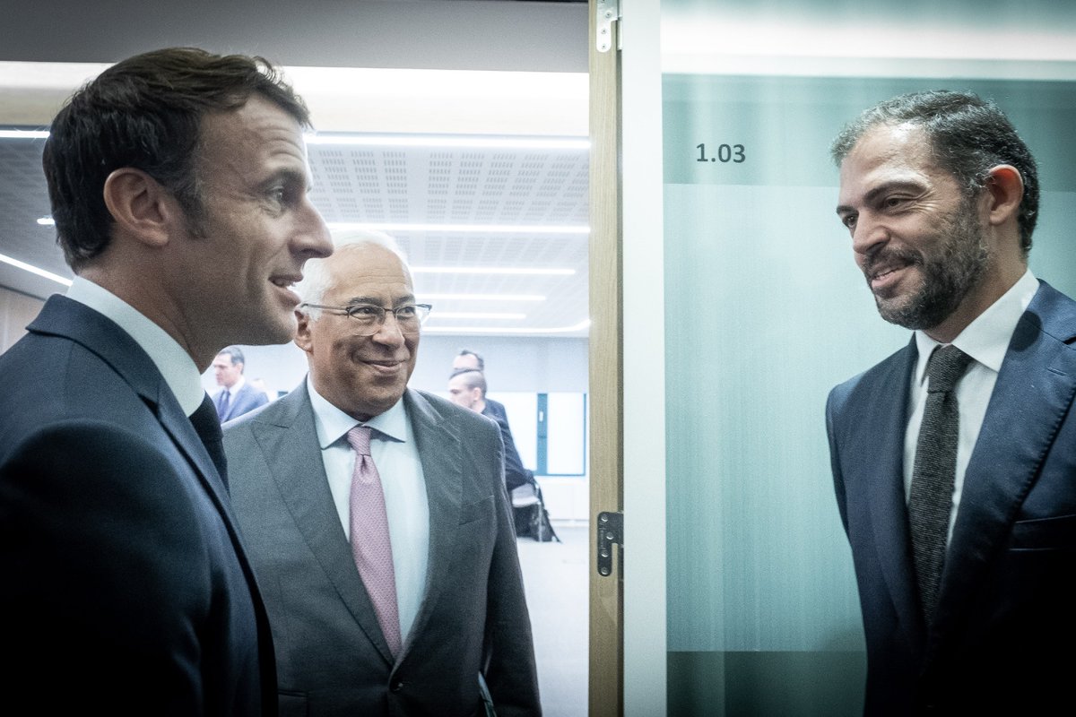Ministério do Ambiente e Energia (@ambiente_pt) on Twitter photo Após reunião entre <a href="/antoniocostapm/">António Costa</a>, <a href="/sanchezcastejon/">Pedro Sánchez</a> e <a href="/EmmanuelMacron/">Emmanuel Macron</a>, há acordo político de princípio para o Corredor de #Energia Verde, que ligará a Península Ibérica a França. Será vocacionado para o #hidrogénio verde e para os gases #renováveis.
Foto: Clara Azevedo Após reunião entre <a href="/antoniocostapm/">António Costa</a>, <a href="/sanchezcastejon/">Pedro Sánchez</a> e <a href="/EmmanuelMacron/">Emmanuel Macron</a>, há acordo político de princípio para o Corredor de #Energia Verde, que ligará a Península Ibérica a França. Será vocacionado para o #hidrogénio verde e para os gases #renováveis.
Foto: Clara Azevedo