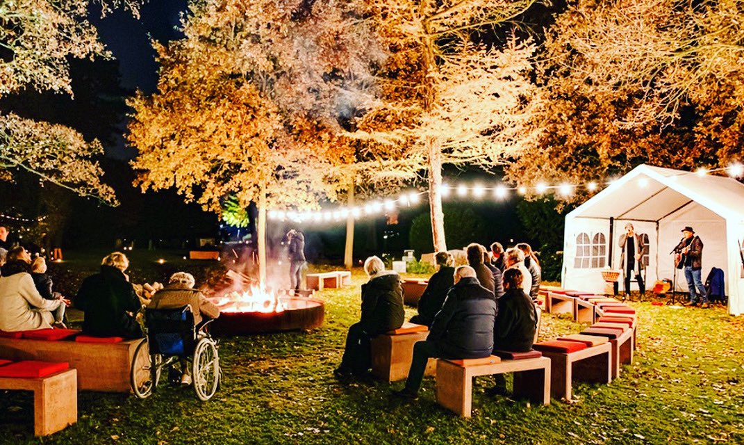 De Algemene begraafplaats in #Heemstede organiseert dit jaar de 10e editie van Lichtjesavond Heemstede Herdenkt op woensdag 16 november 2022. beleefheemstede.nl/activiteiten/h…