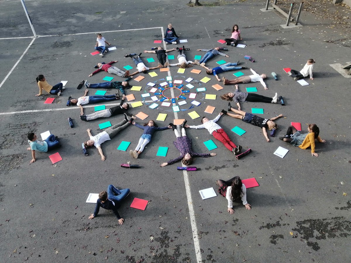 Voici notre mandala géant pour répondre au défi de @twidefis. Heureusement, le soleil était avec nous. On attend le prochain défi avec impatience 👍.