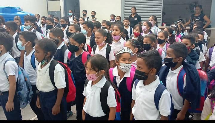 Los niños y niñas de la Ebnb Los Naranjos La Vega,  junto al personal, entonando los diferentes Himnos para honrar y amar a la Patria
