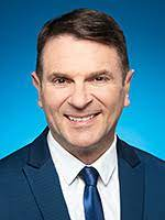 Selon nos informations, François Bonnardel deviendra le ministre de la Sécurité publique. Il héritera d'un mandat important avec toute la question des armes à feu. Annonce à 14h <a href="/RadioCanadaInfo/">Radio-Canada Info</a> #polqc