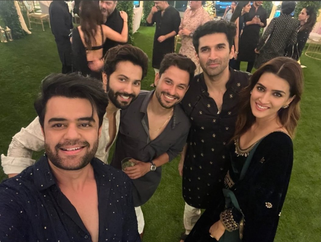_VarunDvn's tweet photo. Varun Dhawan at diwali party last night hosted by kriti sanon 😍

@Varun_dvn #VarunDhawan #Varuniac https://t.co/Hfzf9OBD3m