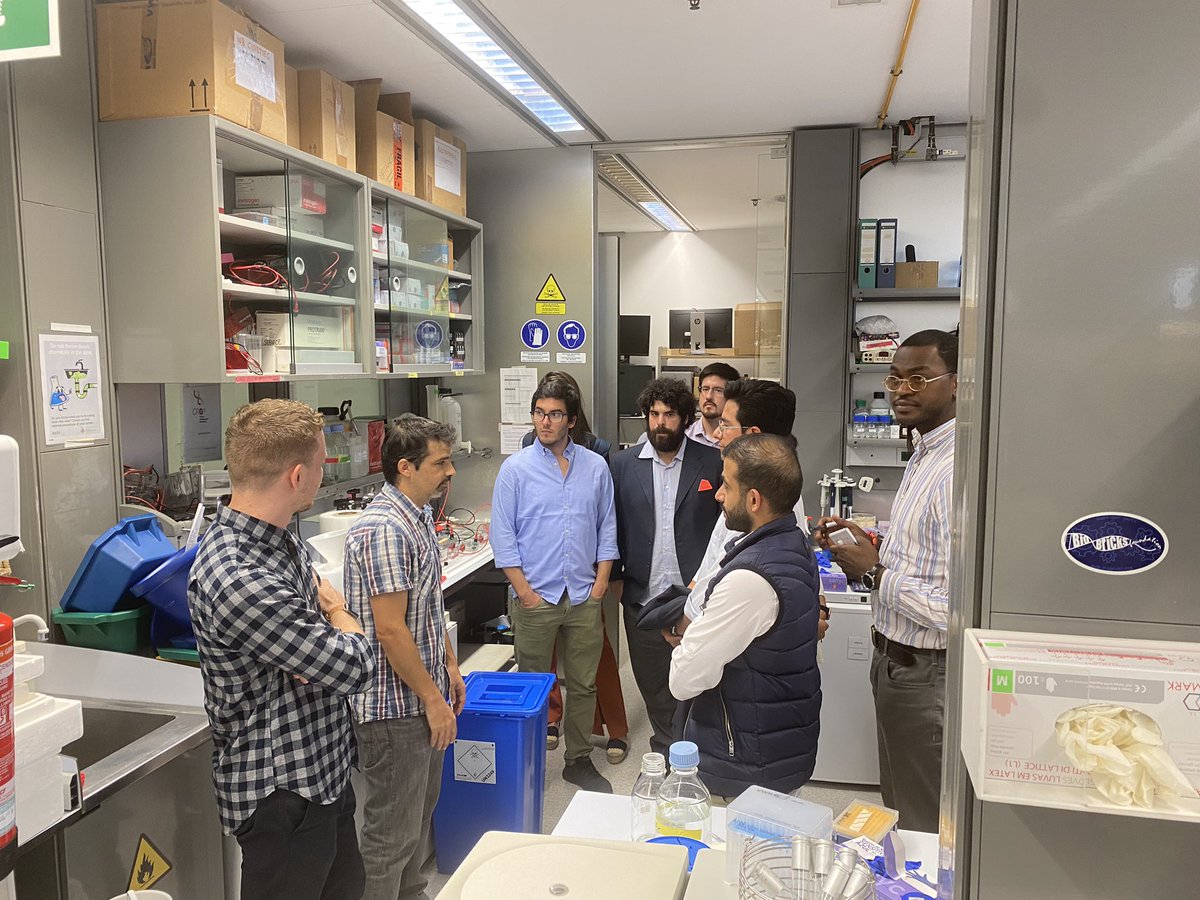 CRGenomica's tweet photo. The #MBADay students visiting @lab_serrano hosted by Raúl Burgos
@BarcelonaGlobal https://t.co/0kJ0xPg5u9