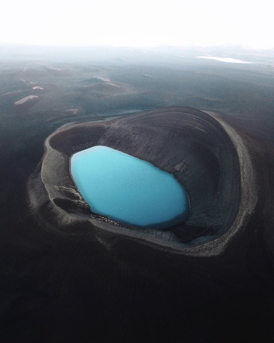 A vibrant blue crater lake in the Icelandic Highlands 💧