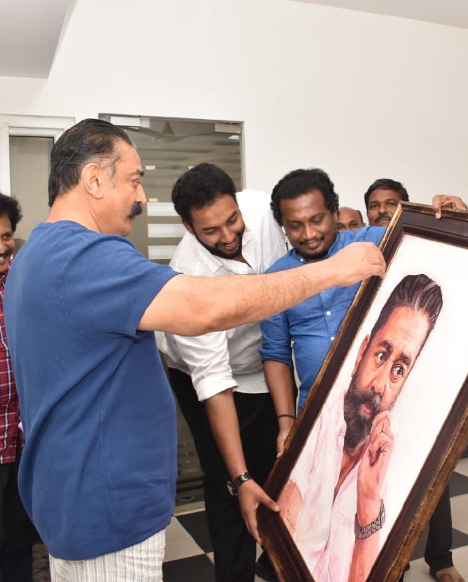 iruvan_karuna's tweet photo. ❤️ உலக நாயகன் ❤️
வியக்கத்தகுந்த நடிப்புப் பரிமாணத்தினூடே  நம் வாழ்வுத் தளங்களில்பல காலம் நம்மிடம் பேசிய கலைஞனுடன் இந்த ஓவியம் செய்யும் போது பல மணி நேரம் உரையாடும் திருப்தி கிடைத்தது, நேரில் அல்ல... ஓவியம் மூலமாய்.
@ikamalhaasan @rkfiofficial 
@Shanmugam_Mnm 
@iruvan_karuna https://t.co/XAkjswawSQ