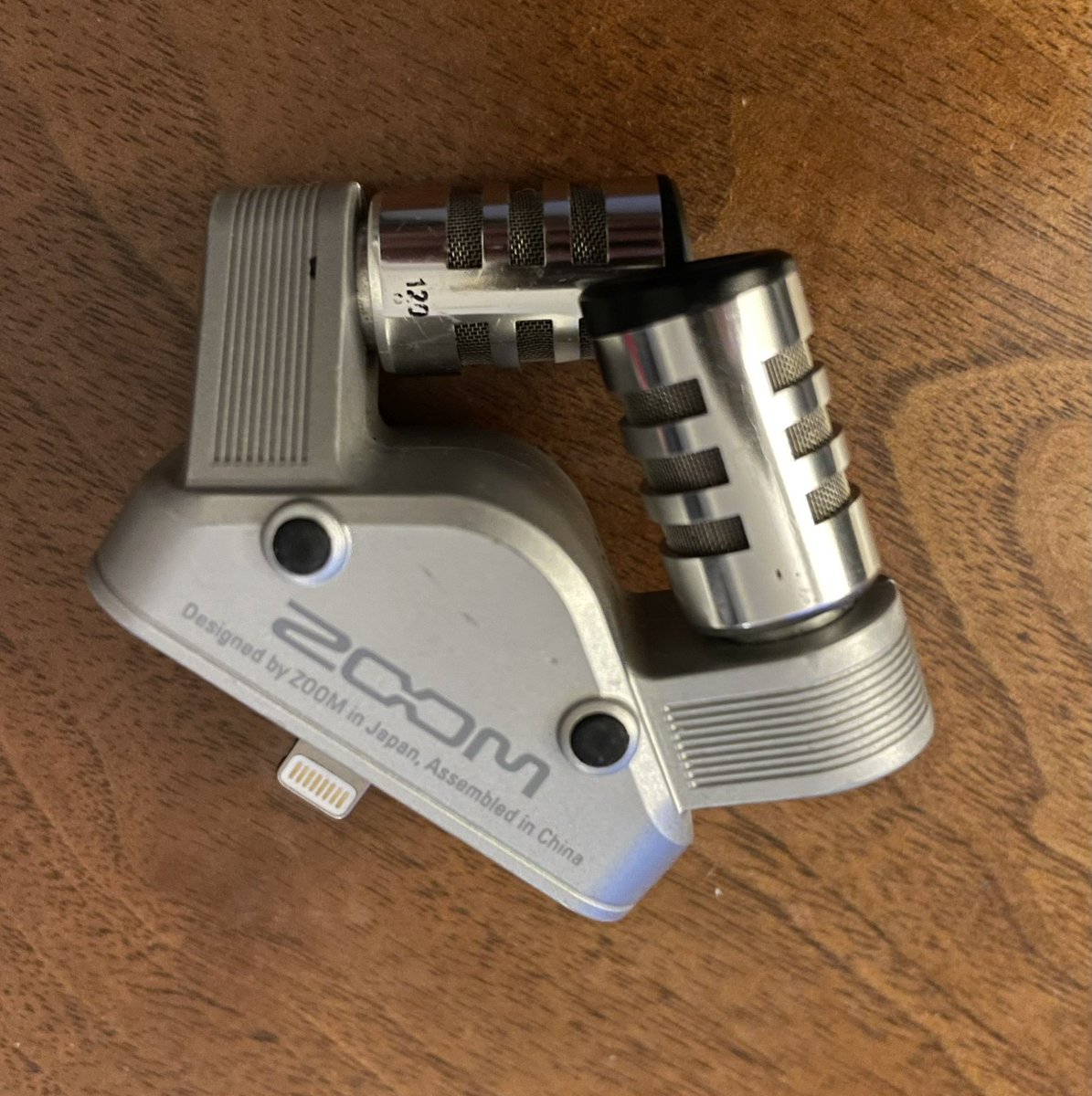 Shinya_Fujita_'s tweet photo. ZOOMのIQ6。キレイにしかも空気感が録れるので素晴らしいマイク。が!片方が音が録れなくなり、分解してみると、まぁ細かい所に見事に細〜い線が収納されてて、慣れてないとその噛み合わせでまた断線してしまう。てなわけで、また活躍してくれるでしょう。#zoom #IQ6 #オーディオ機器修理 #マイク修理 https://t.co/BTmkgYY95g