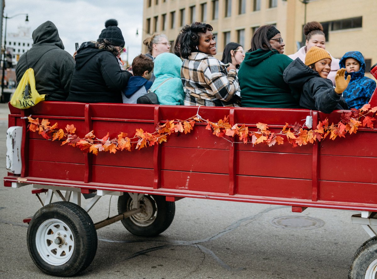 This is the last weekend to catch Cider In The City at Beacon Park. Come enjoy fresh donuts and cider, seasonal crafts, hayrides, and food trucks from 1-5 pm. See you there.

downtowndetroit.org/event/cider-in…
#DowntownDet