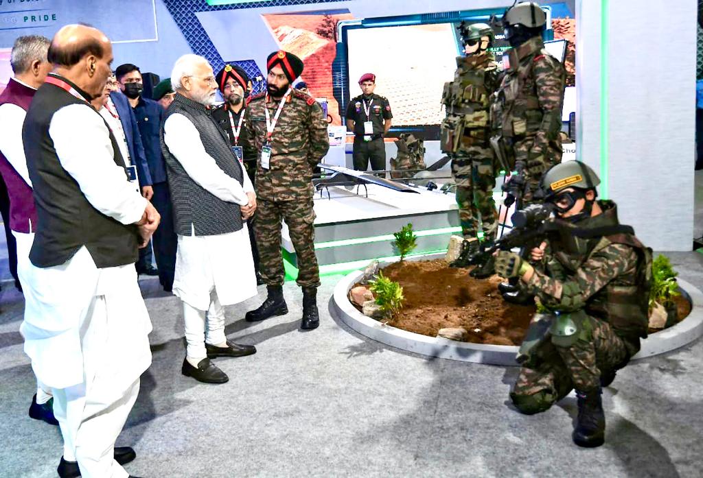 firefurycorps's tweet image. Prime Minister Shri Narendra Modi reviewed Karn Kavach-Infantry Soldier as a System &amp;amp; capability augmentation demonstrated by FORCE IBEX, Fire &amp;amp; Fury Corps at #DefExpo2022, #Gujarat. Army &amp;amp; Govt Officials alongwith students showed keen interest in the system
@adgpi
@PMOIndia
@ANI