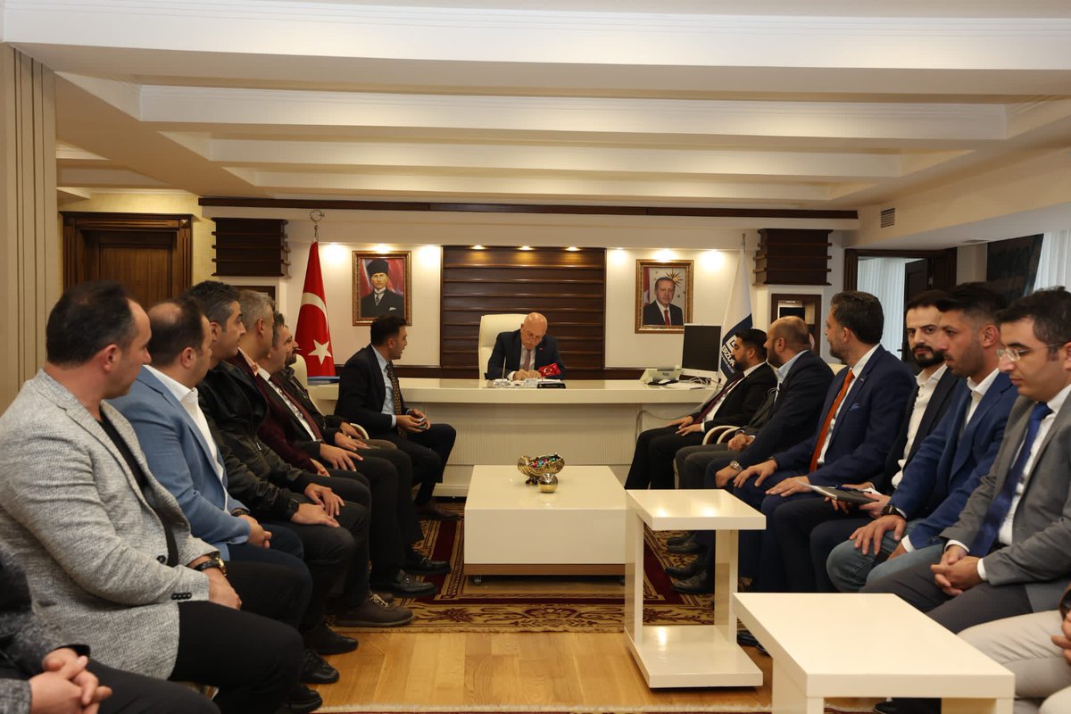 Anadolu Aslanları İşadamları (ASKON) Derneği Erzurum Şube Başkanımız Çetin Gözütok kardeşim, yönetim kurulu üyeleri ve ASKON Doğu Anadolu Bölge Başkanı Nihat Carboğa'yı belediyemizde ağırladık. ASKON Başkanımız Gözütok ve ekibine bu güzel ziyaretten ötürü teşekkür ediyorum.