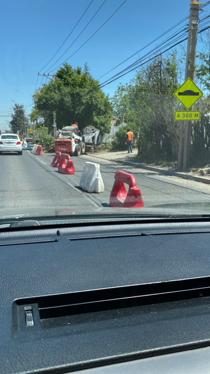 JoseManuelms's tweet photo. @mpuentealto todos los días en sector las vizcachas hay trabajos frente a condominio, generando gran atochamiento al bajar del cajón. https://t.co/UKiuHFBfkY