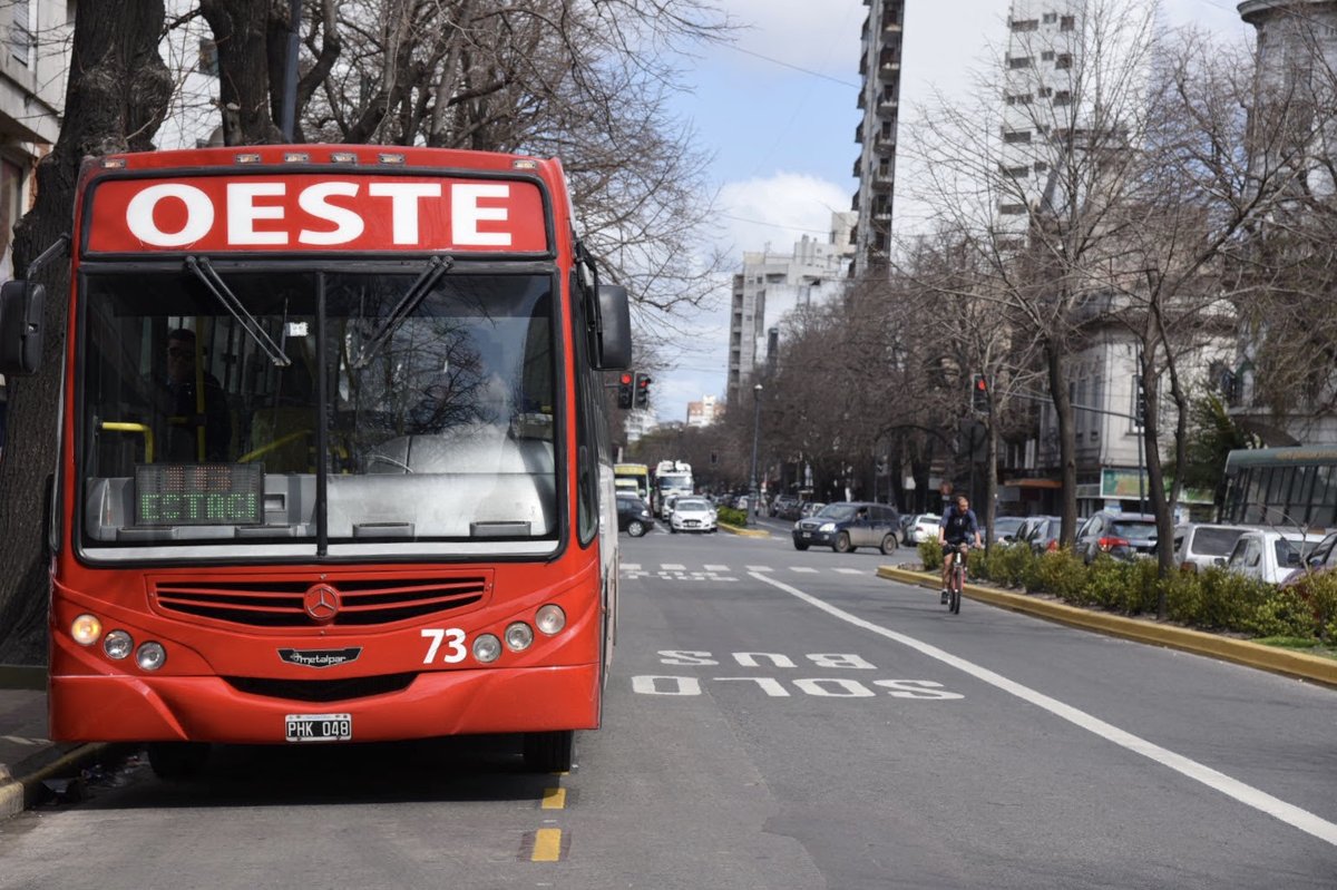 LaPlataMLP's tweet photo. 📣 ¡Atención automovilistas! Mañana de 11 a 13 comienza la prueba piloto de carriles exclusivos para el transporte público en 7 de 50 a 54🚍. Si transitás por la avenida, tendrás que tomar calle 6 en ese tramo. Circulá con precaución por la zona. Más info: https://t.co/FCeWwEbCKA https://t.co/qzJKPRH6lv