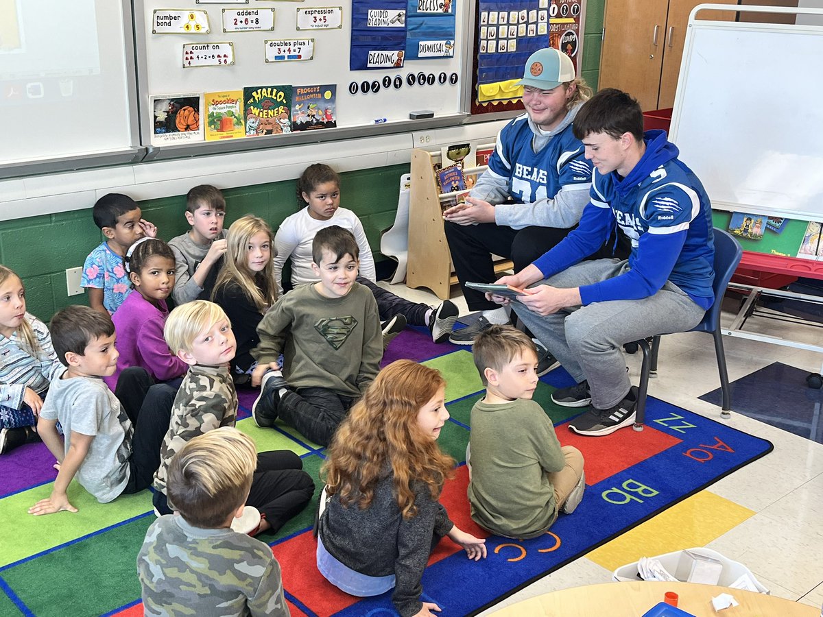 etownPAschools's tweet photo. Shoutout to coach Stokes and the Bears football players for reading to our students at East High Street Elementary. They loved it! https://t.co/32ZPa8sSHO