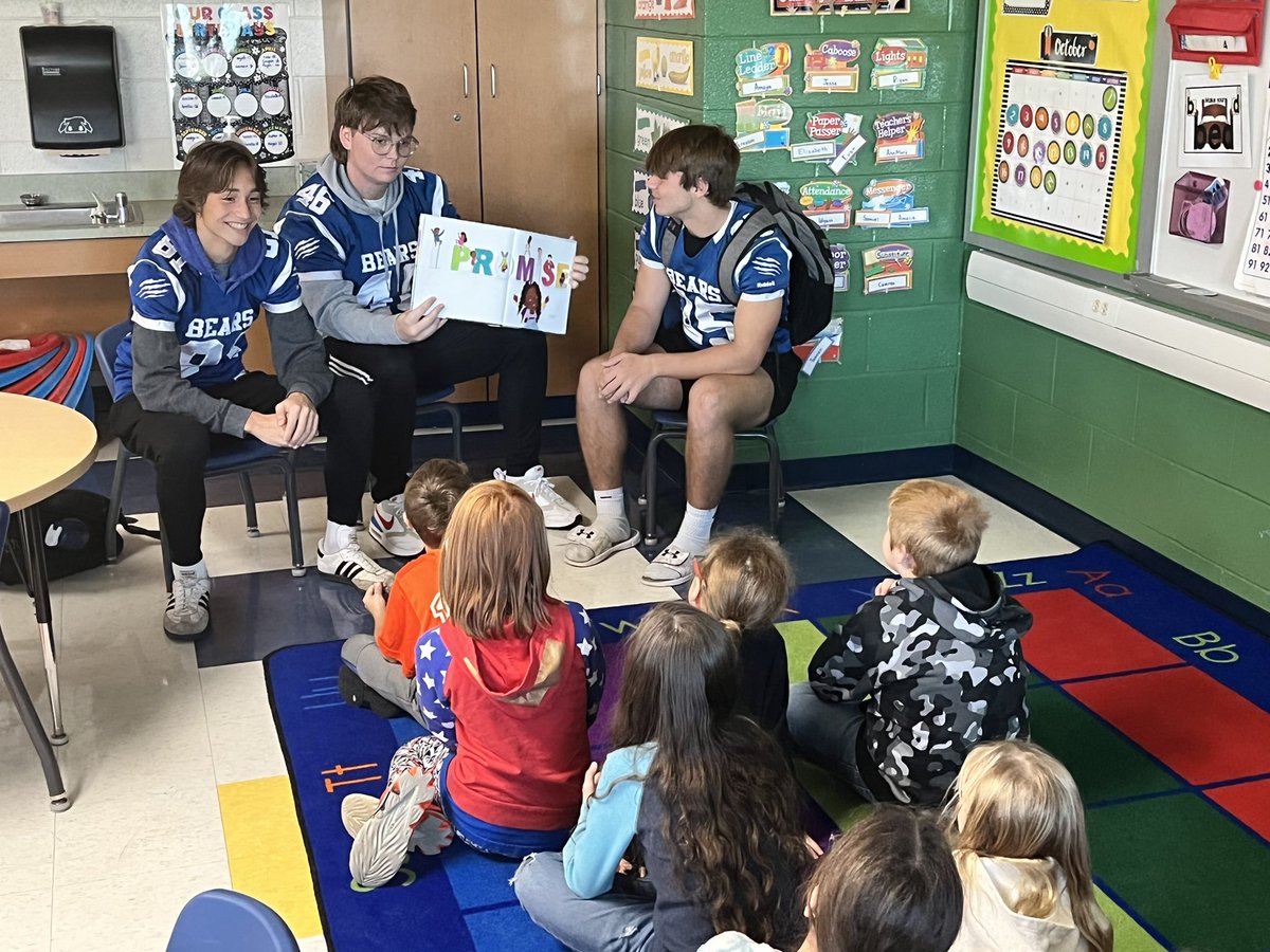 etownPAschools's tweet photo. Shoutout to coach Stokes and the Bears football players for reading to our students at East High Street Elementary. They loved it! https://t.co/32ZPa8sSHO