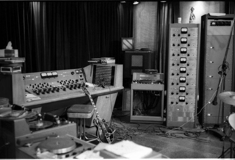1958 — Les Paul recording studio fit with two Ampex Model 300s and a custom 8x3 Rein Narma console. 🤍

Photo by Jay McKnight via AES.org.

#ThrowbackThursday #RecordingHistory #recordingstudio #recordingstudios #recordinghistory #recordinggear #recordingconsole