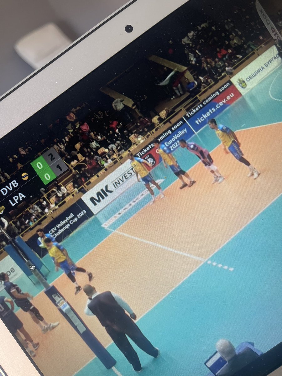 Animando al equipo desde la distancia. Vamos chavales💪💪💪