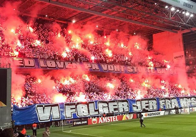 "Criminalizar a pirotecnia para diminuir a violência."
Esta fotografia foi tirada num estádio na Dinamarca, segundo país com menor índice de violência no mundo (dados de 2021).