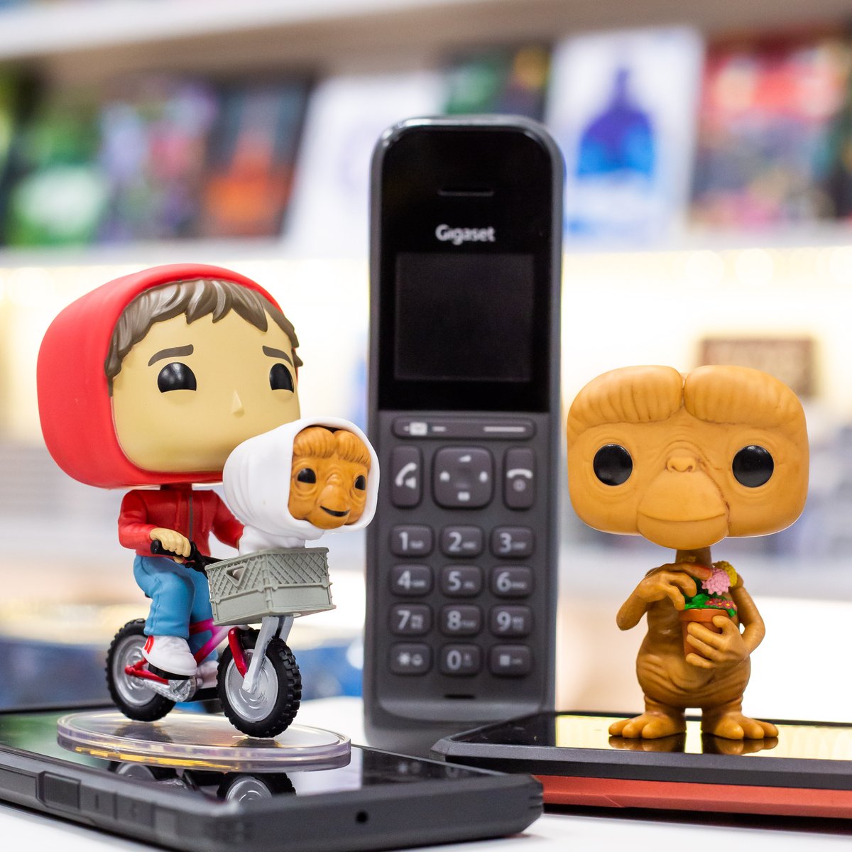 TELEEEEFONO, MI CAAAAASA ☎️🏠 Que brutales los últimos funkos que nos han llegado de la película de E.T. 😍 Los cabezones más iconicos del siglo XXI siguen representando la mejor cultura pop que existe 👽 Échales un ojo en la web (Telefono no incluido)👇 tienda.tomosygrapas.com/es/80-novedade…