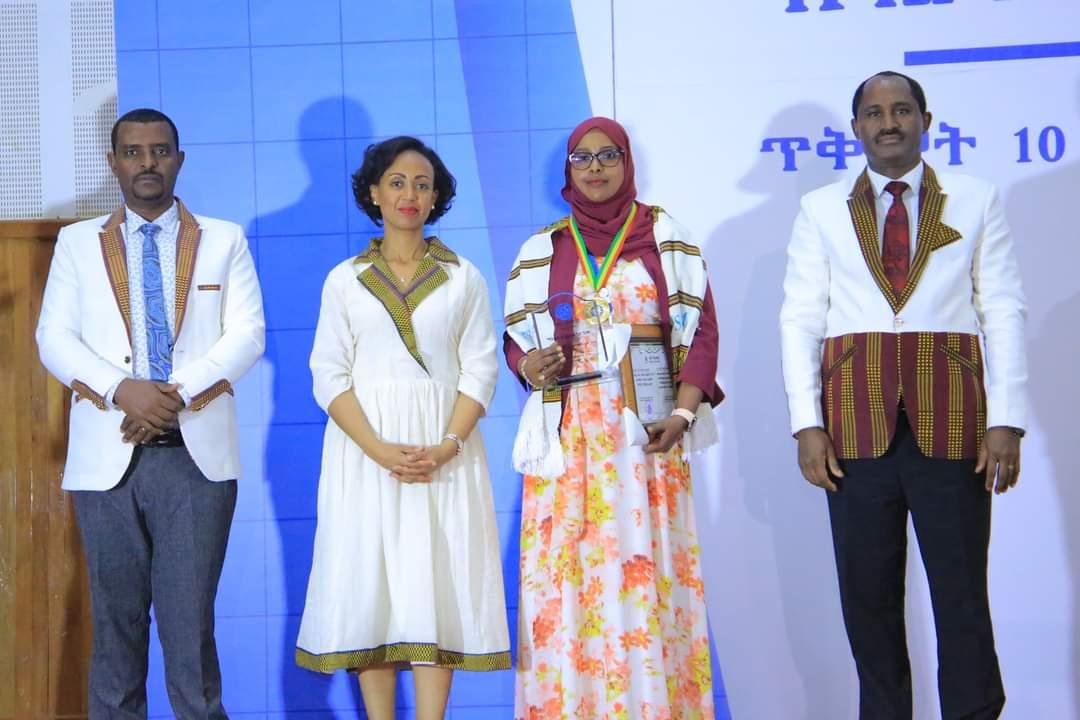 ወ/ሮ ሣሮ አብደላ ኢብራሂም የህይወት ዘመን የላቀ የሙያ አገልግሎት ተሸላሚ #24th_ARM m.facebook.com/story.php?stor…