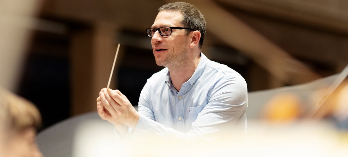 This evening, John Wilson conducts the @OxfordPhil at the Sheldonian Theatre Oxford. 🎟 Book tickets: oxfordphil.com/event/john-wil… ℹ️ Discover John Wilson: intermusica.co.uk/artist/Wilson #Intermusica #ClassicalMusic #Performance #Oxford