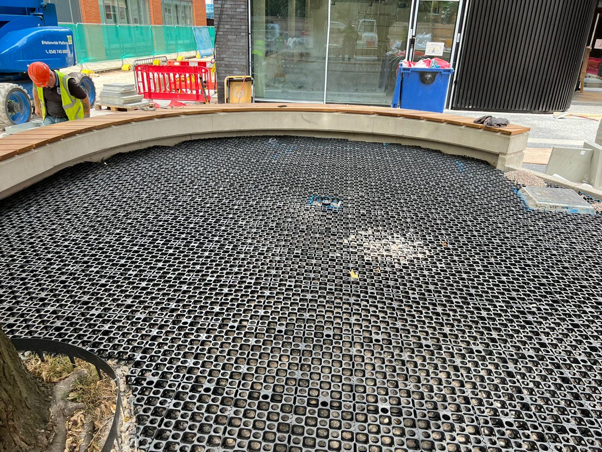SureSetUK's tweet photo. Back in Bristol!
•Installed a 30mm thick resin bound surface course. 6mm SureSet Flexiset paving and tree surround.
•Base of a 52mm deep cell filled (SureCell) with 4/10mm graded aggregate.
#resin #surfacing #naturalpaving #sureset #recycled
https://t.co/VqhSUNoskC https://t.co/FIsRVXliLe