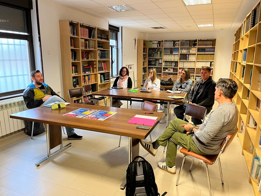 educacondeporte's tweet photo. Los colegios comprometidos con la educación y la salud de Madrid celebran una sesión formativa conjunta en el @CbcPozuelo. https://t.co/uiszh312qI
