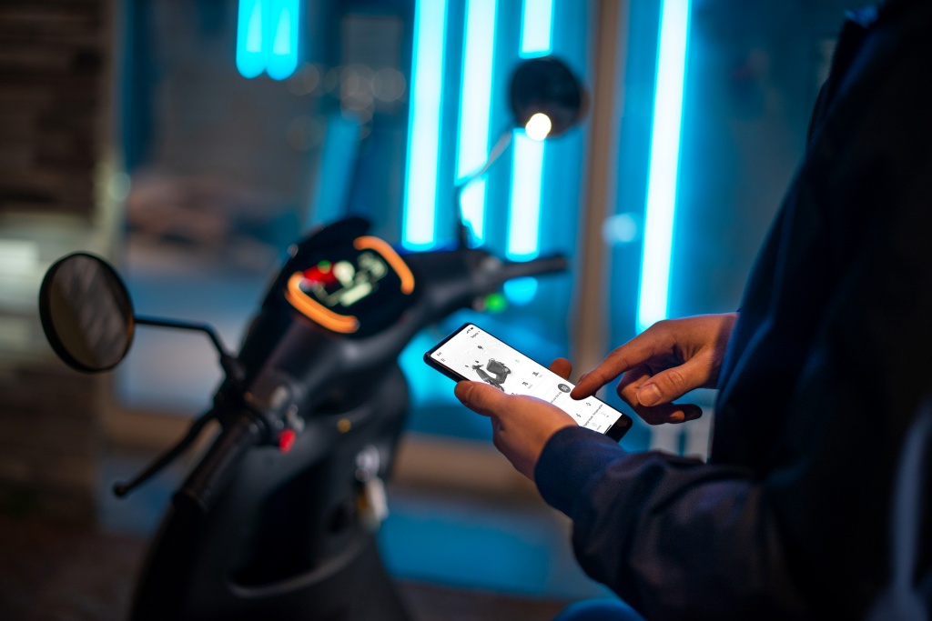 No need to struggle looking for ignition keys with a clever Segway e-Scooter ... An Airlock system, activated via a mobile App, automatically locks and unlocks the scooter when the owner is within 2 - 10 metres away.
<a href="/Segway/">Segway</a> <a href="/DualwaysOnline/">Dualways</a> #BeSmartRideOn
