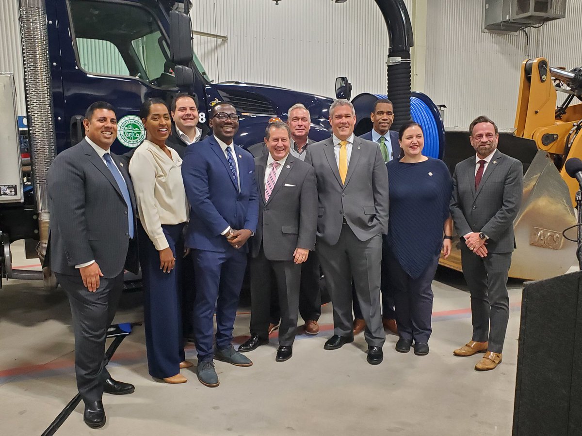 CountyExecBello's tweet photo. Jobs in the skilled trades offer good, competitive wages and workers are in high demand. Today, I joined our state and federal delegation to encourage more than 1,000 students at the Rochester Careers in Construction Day to explore all the opportunities these trades offer. https://t.co/hSU9ggd4Y2