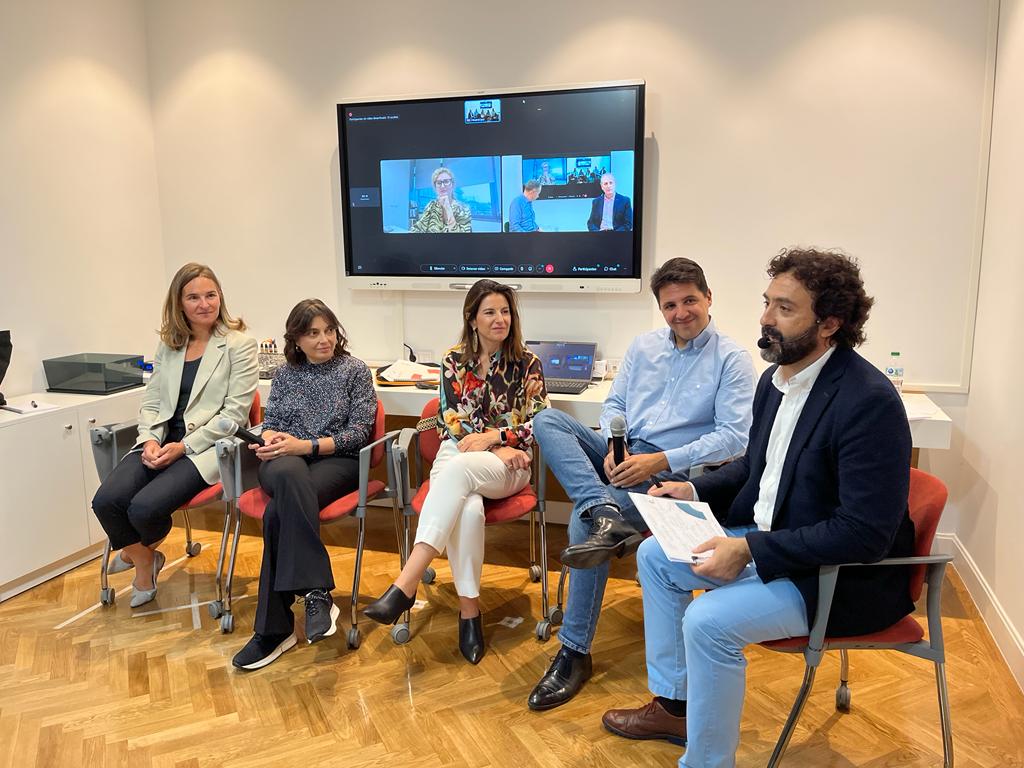 Repasamos algunas de las claves de los proyectos, experiencias y conclusiones con <a href="/FVargastwit/">Fernando Vargas</a> 

Cultura, propósito, confianza, cambio, credibilidad, agilidad, vínculo hoy en #ChangeDayEEC