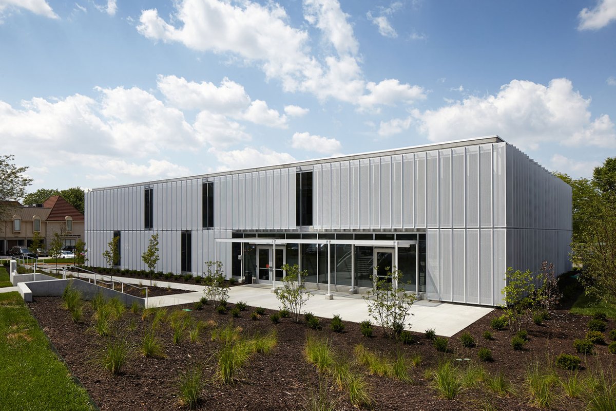 wajhaeg's tweet photo. ⭕ Leawood speculative office in Kansas
Features a movable façade with perforated metal screens that regulate & control the sunlight to enter the office. The office façade design attracts viewers by sheer white intensity & the dynamic façade
#Creative_Facade
#Dynamic_Facade https://t.co/F77q7UW7hD