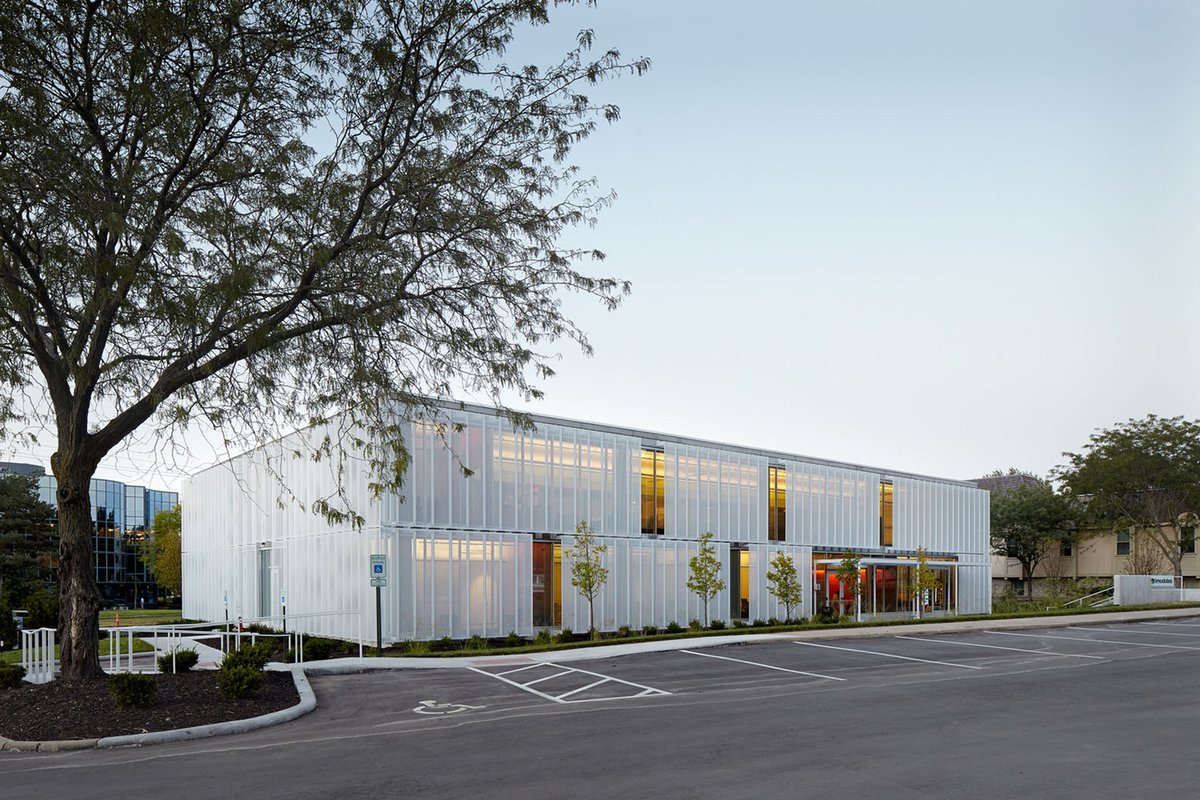 wajhaeg's tweet photo. ⭕ Leawood speculative office in Kansas
Features a movable façade with perforated metal screens that regulate & control the sunlight to enter the office. The office façade design attracts viewers by sheer white intensity & the dynamic façade
#Creative_Facade
#Dynamic_Facade https://t.co/F77q7UW7hD
