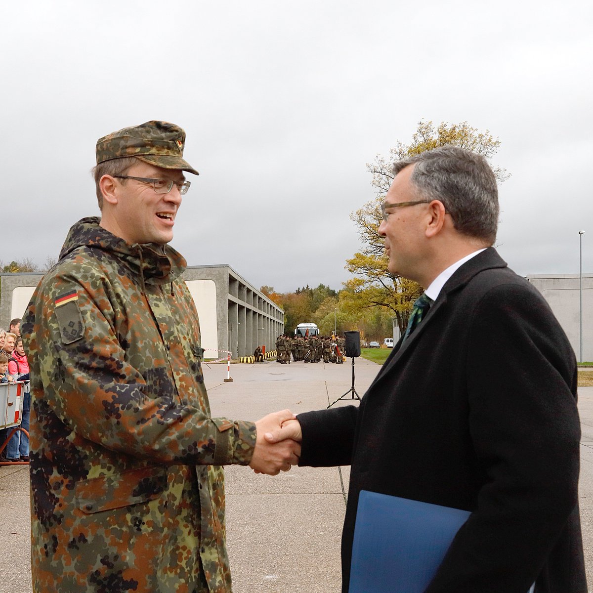 BZitzelsberger's tweet photo. @fwhfreising #Danke @fwhfreising Ihren Besuch, Ihre wertschätzenden Worte, Ihr ehrliches Interesse, die Zeit, die Sie sich genommen haben, um sich am Tag der offenen Tür zu informieren und die Menschen in der #Ulrichkaserne kennenzulernen!
@bundeswehrInfo @cirbw #Bundeswehr #50Jahre #FSBwIT https://t.co/YFqVFRZmsJ