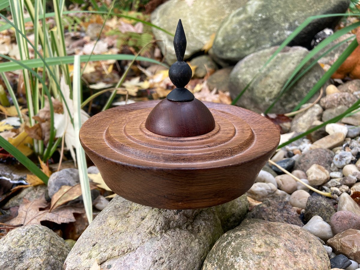 BergwerkD's tweet photo. small box made from a piece of old oak, the lid is a old furniture food.

diameter: 13cm
high: 10,5cm https://t.co/cpayTpqqGL