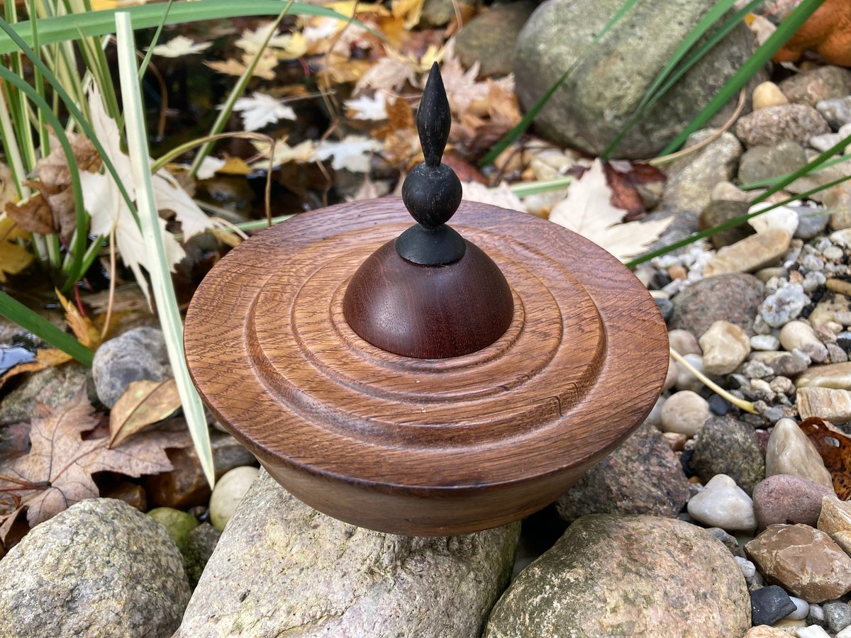 BergwerkD's tweet photo. small box made from a piece of old oak, the lid is a old furniture food.

diameter: 13cm
high: 10,5cm https://t.co/cpayTpqqGL