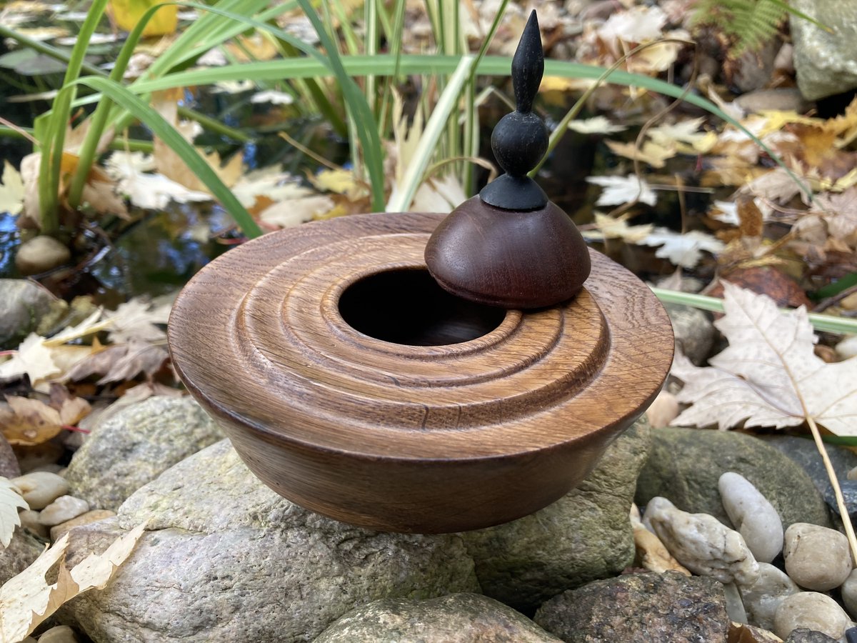 BergwerkD's tweet photo. small box made from a piece of old oak, the lid is a old furniture food.

diameter: 13cm
high: 10,5cm https://t.co/cpayTpqqGL
