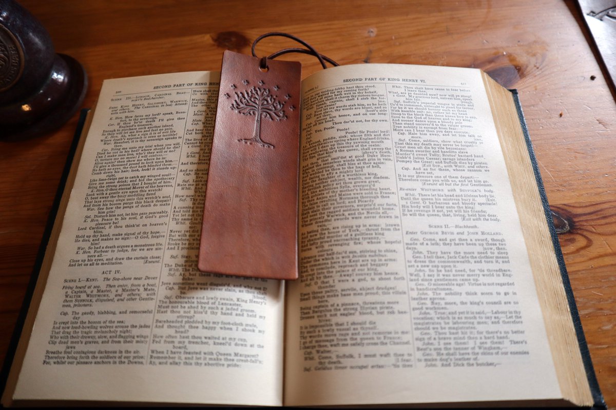Kookriart's tweet photo. Some leather bookmarks!
I realized when trying to find my copies of the lord of the rings for these pictures that they're at my parents house, how horrifying.

Time to buy more copies. https://t.co/BC1Nsjk5aa