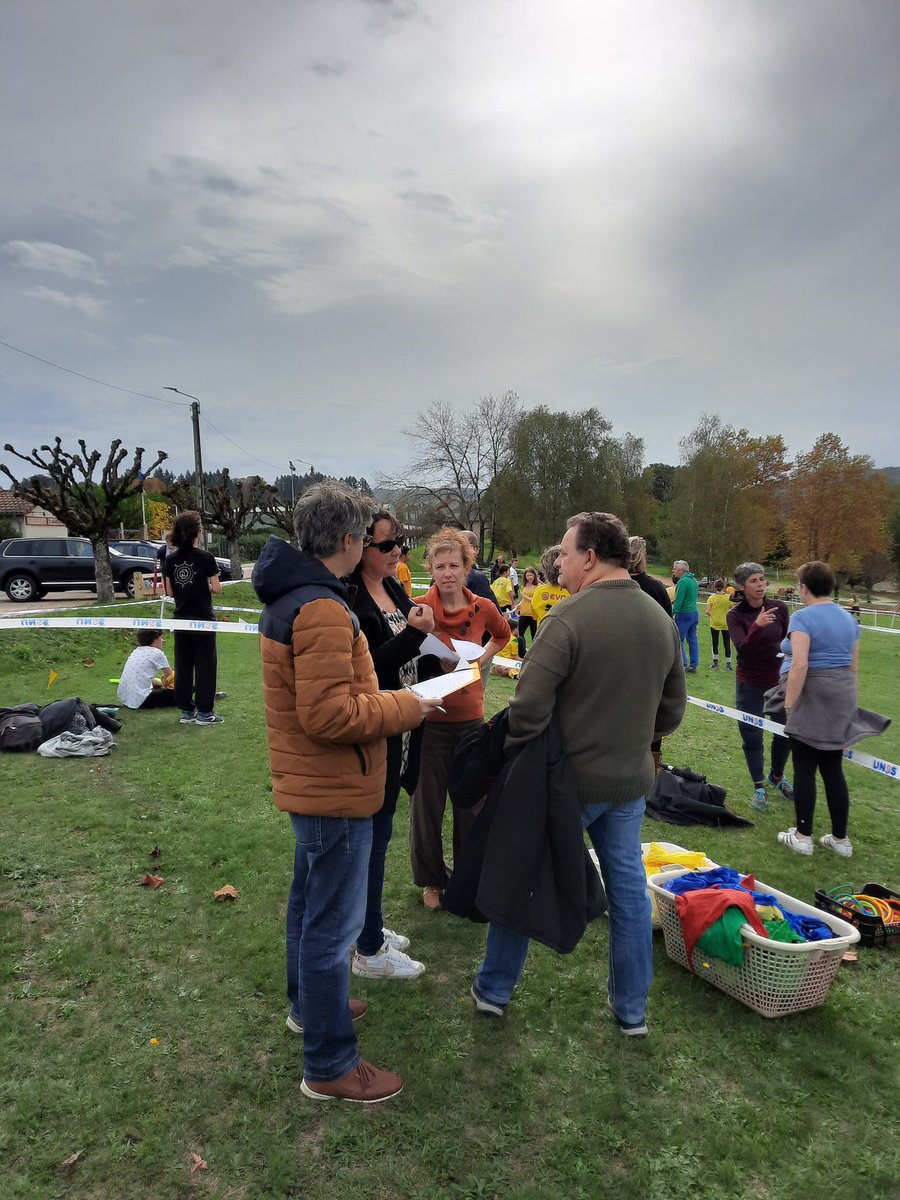 JMonnetCollege's tweet photo. Le cross marathon inter degrés a réuni les collégiens et primaires au lac de Châteauneuf la Forêt.
Bel après-midi de sport, de soutien, d'encouragement et d'entraide.
@JMonnetCollege https://t.co/220pQuV9Ex