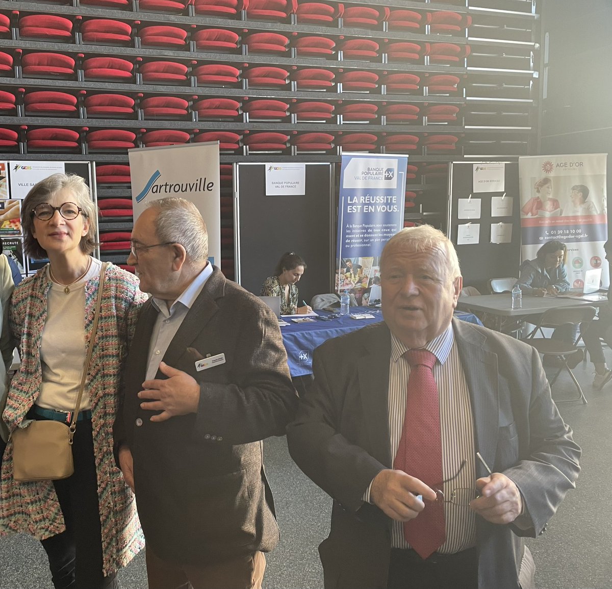JacquesMyard's tweet photo. Succès de fréquentation du #ForumEmploi organisé par le Groupement des entreprises des Boucles de Seine le #GEBS présidé par le toujours jeune #FrancisSevin, plus de 40 entreprises sont présentes et recrutent : Bravo https://t.co/DLPiHmOM0h