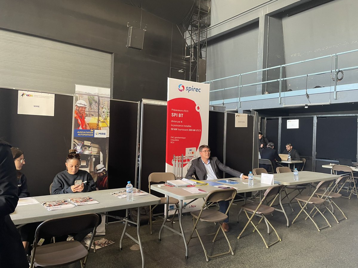 JacquesMyard's tweet photo. Succès de fréquentation du #ForumEmploi organisé par le Groupement des entreprises des Boucles de Seine le #GEBS présidé par le toujours jeune #FrancisSevin, plus de 40 entreprises sont présentes et recrutent : Bravo https://t.co/DLPiHmOM0h