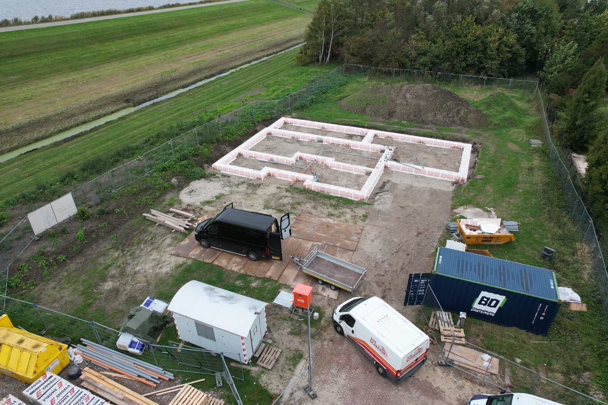 Op Overgooi Almere zijn we een klassiek herenhuis aan het bouwen. De start is gemaakt. #Almere #bouw