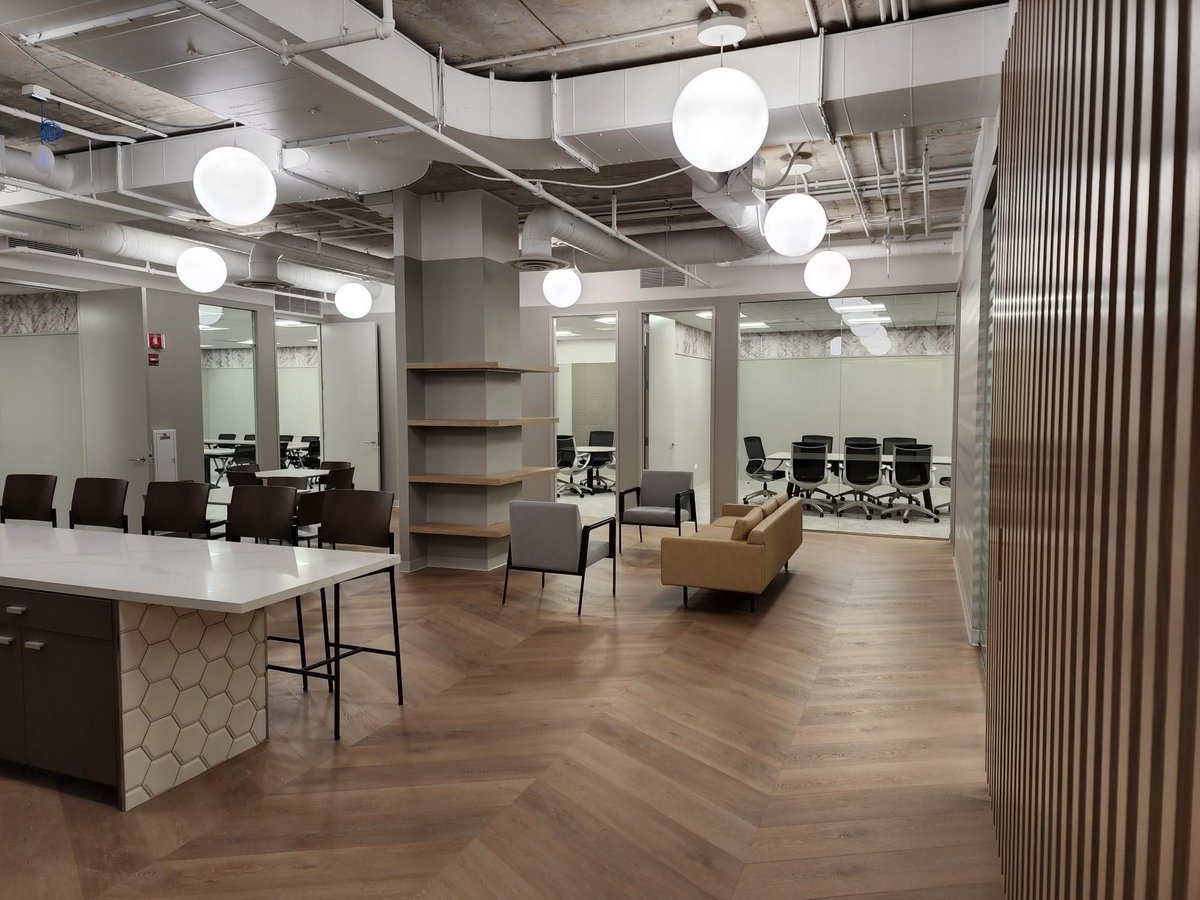 Traditional meets industrial 👏 

Our award-winning Aspecta Contours makes a statement in any setting! Order samples here: bit.ly/3l2ONQj #corporatedesign #commercialdesign