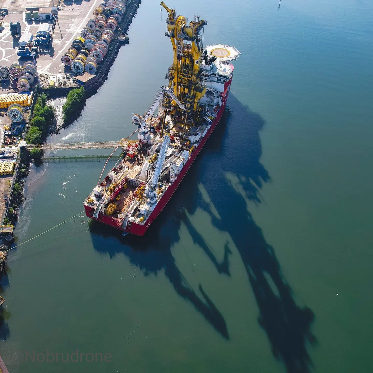 Vportsbr's tweet photo. O Porto de Vitória é referência em atendimento às embarcações Offshore. 🚢
📸Imagens de Nobrudrone.

#portodevitoria #offshore https://t.co/Qmia8Ex0uM