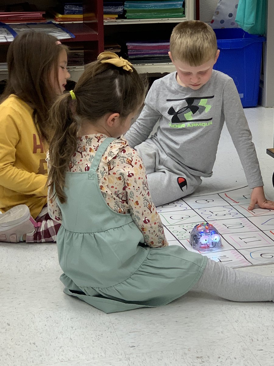 RoundHillES's tweet photo. Ss in Mrs. Rinehart’s Kindergarten class learn key CS vocabulary and how to code a BlueBot around the number mat. #Collaborator #CriticalThinker #Creator #Communicator #RHLCodes https://t.co/pu599hBR8p