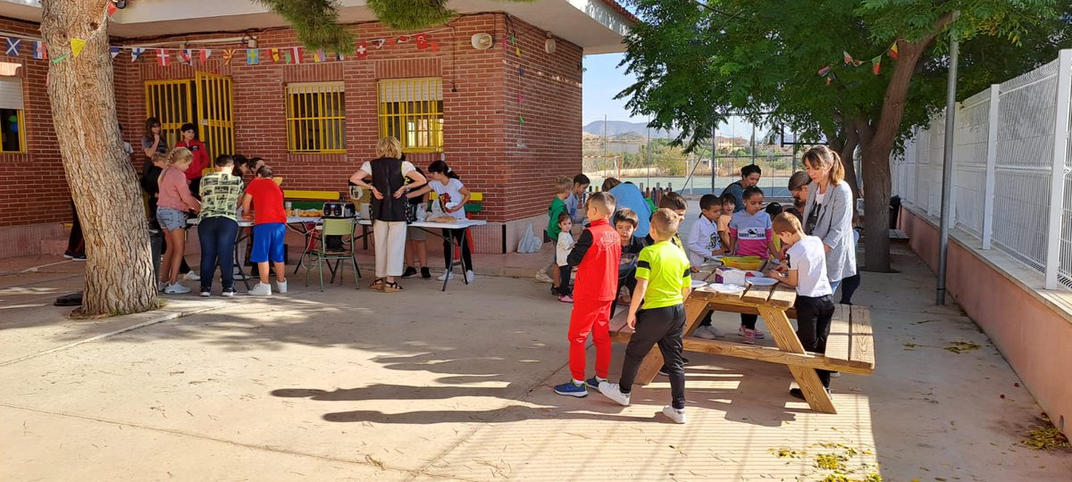 ARAMIREZLUCAS's tweet photo. Esta semana concienciamos sobre la importancia de la alimentación saludable. Aquí dejo la primera actuación como coordinadora del Plan de Salud y Emociones: "Desayuno Saludable"
#plansaludybienestaremocional #programaseducativos #cracomarcaoriental https://t.co/RhApy4Fdov