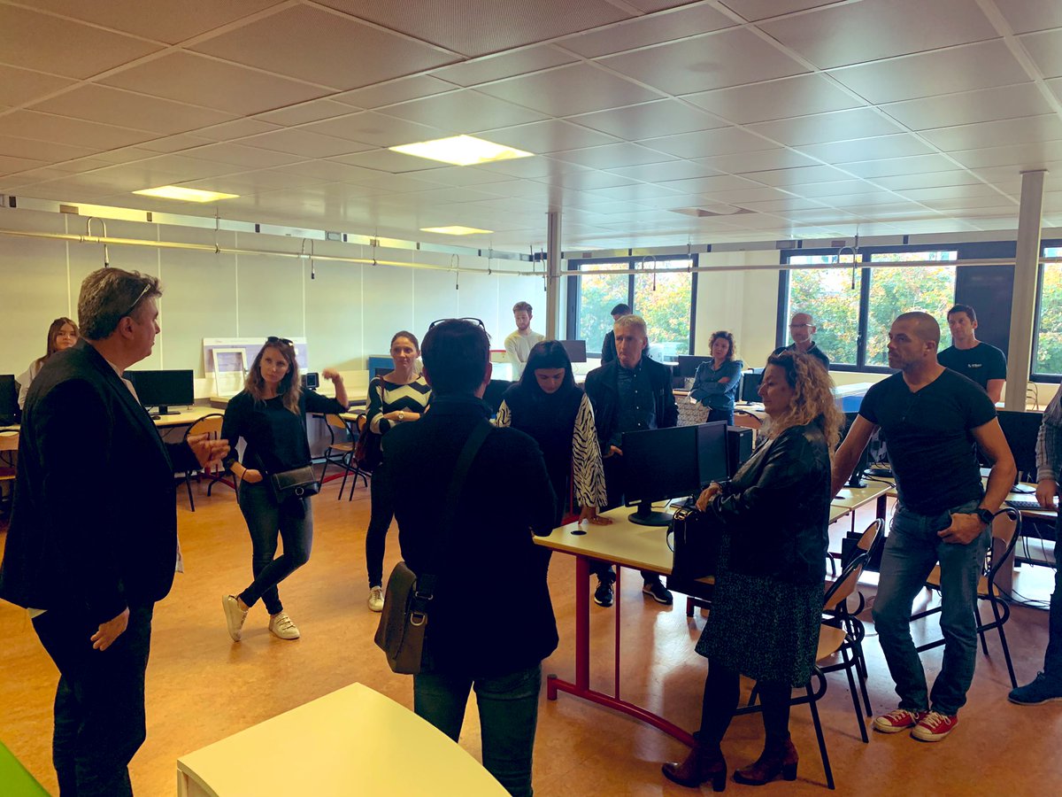 RanchyI's tweet photo. Journée des partenaires : Renouer le dialogue en présentiel avec nos #partenaires. Se (re)connaître pour dépasser les représentations sur le monde industriel et promouvoir des parcours ambitieux : #Cap , #Bacpro, #BTS et #CPGE &amp; #egalite filles garçons @acgrenoble #lyceemonge https://t.co/L0dVZZTWoA